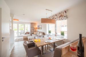 Et opholdsområde på Feriendorf Robbenplatte Burhave 3 + 27 billeder