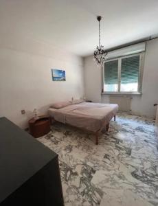 Un dormitorio con una cama en el medio de una habitación. en Casa vacanze Lorien, en Génova