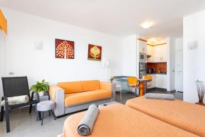 ein Wohnzimmer mit zwei Betten und einer Couch in der Unterkunft Home2Book Relaxing Coastal Studio in Adeje in Adeje