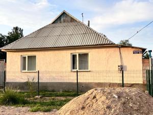 een huis met een hek ervoor bij Carolines nest in Kara-Koo