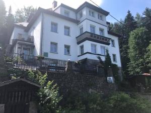 杜什尼基-兹德鲁伊Ośrodek Skałka的石墙顶上的白色大房子