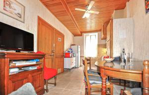 eine Küche mit einem Esstisch mit einem Flachbildfernseher in der Unterkunft 2 Bedroom Nice Home In Port Vendres in Port-Vendres