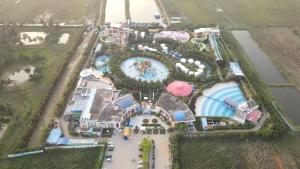 Bazén v ubytování Wonder World Water Park And Resort nebo v jeho okolí