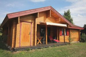 a small log cabin with a porch and a door at Ferienpark Lauterdörfle 4 in Hayingen