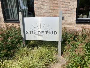 比伦B&B Stil de Tijd的砖楼前的标志