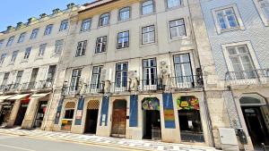 um grande edifício em uma rua da cidade em Lisbon Studios em Lisboa