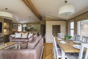 una sala de estar con un sofá y una mesa en Jennywren Lodge, en Windermere