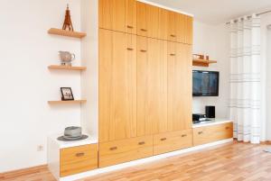 Un gran armario de madera en una sala de estar. en Haus Hanseatic, Wohnung 211, en Duhnen