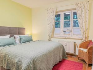 Un dormitorio con una cama y una ventana y una silla. en Moin Moin, en Born