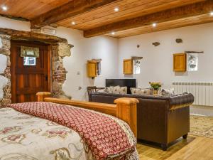 ein Schlafzimmer mit Bett und Badewanne in der Unterkunft The Bothy - Cottage in Dearham