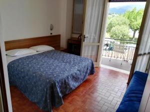 a bedroom with a bed and a view of a balcony at Hotel La Romantica in Manerba del Garda