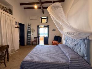Ένα ή περισσότερα κρεβάτια σε δωμάτιο στο Casa Ajo e Didy, panorama sul mare a Malfa