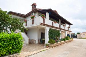 a house with flowers on the side of it at Apartman Orbanići in Orbanići