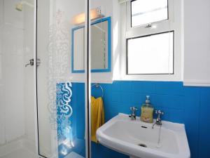 ein Badezimmer mit Waschbecken und Dusche in der Unterkunft Miriam's in Croyde