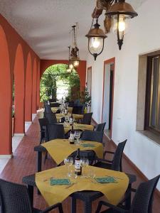 eine Reihe von Tischen und Stühlen in einem Restaurant in der Unterkunft Il Bracconiere in Fonteblanda + 26 Fotos