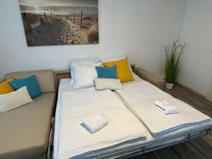 a bed with pillows on it in a room at Ostseebad Göhren 4-Personen-Ferienhaus mit beh WPool in Göhren