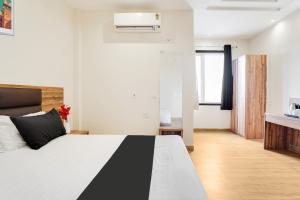 a bedroom with a bed with a black and white blanket at Hotel O Hotel Shiv Lok in Kaliānpur