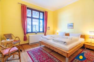 ein Schlafzimmer mit großem Bett und Fenster in der Unterkunft Strandvilla Whg 01 in Bansin