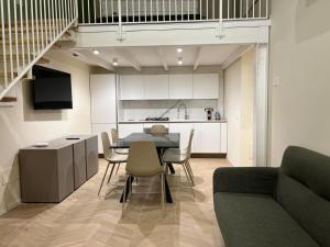 a living room with a table and chairs and a kitchen at Residenza Lidia e Giulia in Grottammare