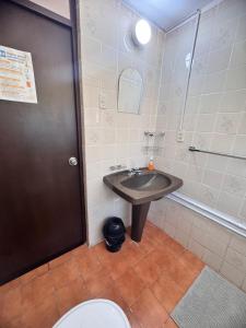 une salle de bain avec un lavabo, une douche et des toilettes dans l'établissement Habitación céntrica bonita vista, à Arequipa