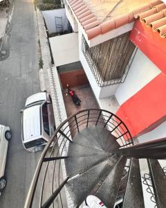 une vue aérienne sur un bâtiment avec un parasol dans l'établissement Habitación céntrica bonita vista, à Arequipa 3 autres photos