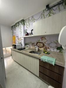 a kitchen with a sink and a counter top at Spazzio diRoma com acesso ao Acqua Park in Caldas Novas