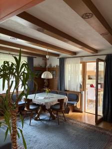 salon ze stołem i kanapą w obiekcie Ferienwohnung Christ w mieście Grinzens