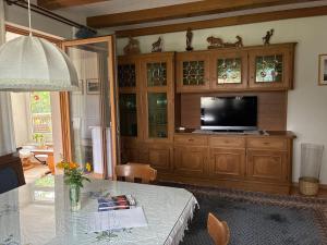 Telewizja i/lub zestaw kina domowego w obiekcie Ferienwohnung Christ