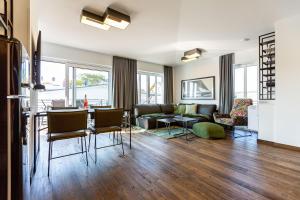 una sala de estar con un sofá y una mesa en Quartier 7 App 13, en Ahlbeck