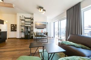 una sala de estar con un sofá y una mesa en Quartier 7 App 13, en Ahlbeck