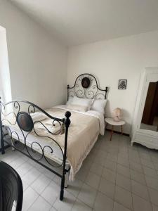 Un dormitorio con una cama con marco negro. en Casa Aurora, en Borgoforte