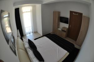ママイアにあるSolid Residence Oanaのベッドルーム(白いベッド1台、テレビ付)