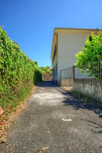 an empty street in front of a building at Fronte ciclabile con posto per auto e biciclette in Imperia