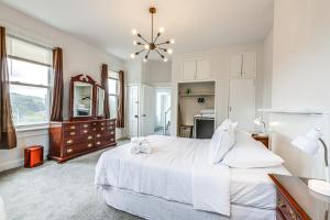 una camera da letto con un grande letto bianco e uno specchio di Game Days, Grubs and More Updated Cincinnati Home! a Cincinnati