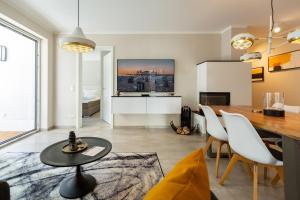 Una sala de estar con mesa y sillas y un comedor. en Quartier 7 App 03, en Ahlbeck