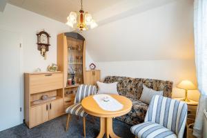 ein Wohnzimmer mit Tisch und Couch in der Unterkunft Ferienwohnung Sellin 35 in Sellin