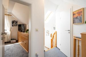 einen Flur mit einer Treppe, die zu einem Wohnzimmer führt in der Unterkunft Ferienwohnung Sellin 35 in Sellin
