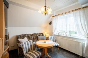 ein Wohnzimmer mit Tisch und Couch in der Unterkunft Ferienwohnung Sellin 35 in Sellin