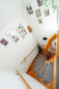 eine Treppe in einem Haus mit Fotos an der Wand in der Unterkunft Ferienwohnung Sellin 35 in Sellin + 11 Fotos