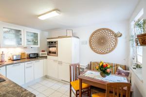Küche/Küchenzeile in der Unterkunft Ferienwohnung Sellin 35