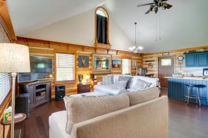 Una sala de estar con un sofá y una cocina. en Stunning Views Modern Cabin by Watts Bar Lake, en Rockwood