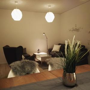 un salon avec deux canapés et une table dans l'établissement Haus Luv & Haus Lee - Nordseebad Burhave, à Burhave