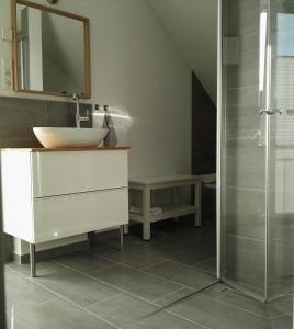 une salle de bain avec lavabo et douche dans l'établissement Haus Luv & Haus Lee - Nordseebad Burhave, à Burhave