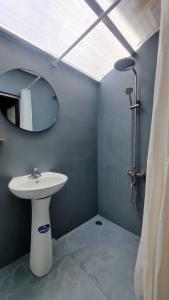 a bathroom with a sink and a mirror at Pi Noọng Homestay & bungalow in Lan Hung