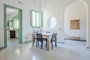 une salle à manger avec une table et des chaises dans l'établissement Dimora Isabella, à Lecce