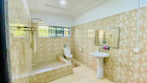 un bagno con wc, lavandino e doccia di Privacy & Comfort Your Home Away From Home- 2 Bedroom House Free WiFi close to Santasi-Kumasi a Kumasi Altre 14 foto
