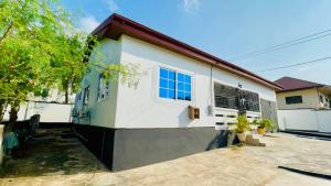 una casa bianca con il tetto rosso di Privacy & Comfort Your Home Away From Home- 2 Bedroom House Free WiFi close to Santasi-Kumasi a Kumasi