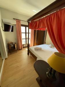 Postel nebo postele na pokoji v ubytování Great Greece Le Convivial Suites