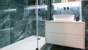 a bathroom with a sink and a shower at VacationClub Let's Sea Baltic Park Apartament A20 in Gąski