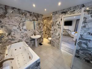 Ένα μπάνιο στο Ostseebad Göhren 8-Personen-Ferienhaus mit beh WPool +16 φωτογραφίες